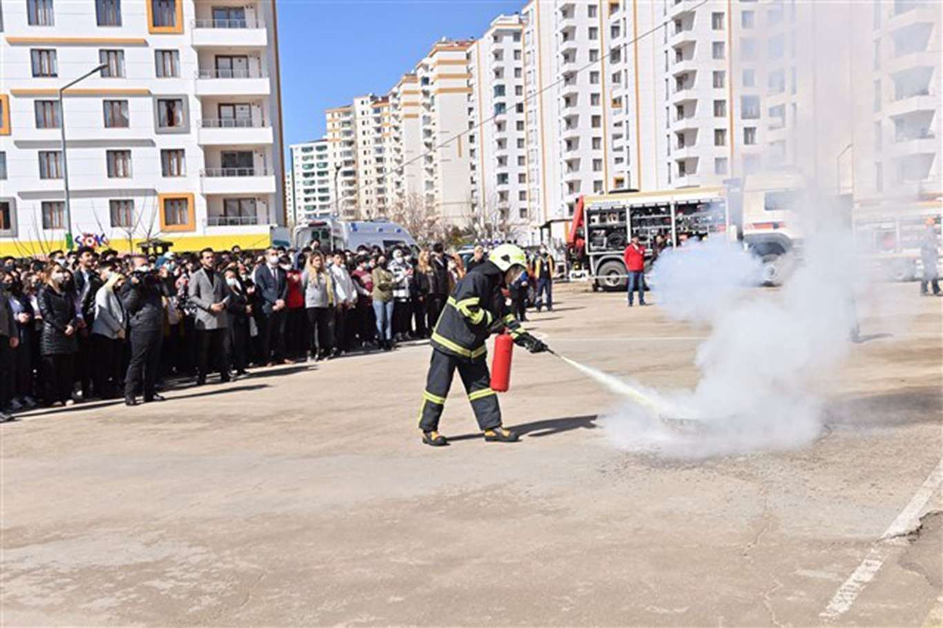 Diyarbakır'da "Deprem Anı ve Tahliye Tatbikatı" gerçekleştirildi Diyarbakır'da "Deprem Anı ve Tahliye Tatbikatı" gerçekleştirildi